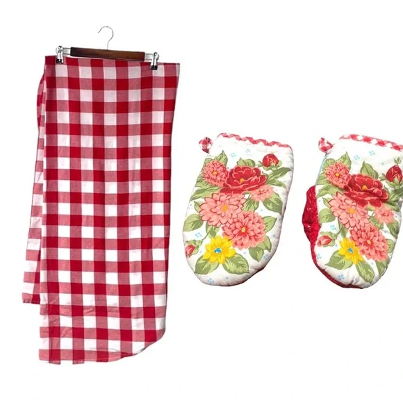 Pioneer Woman Home Bundle Red Checker Tablecloth and Floral Oven Mitts - Picture 1 of 6